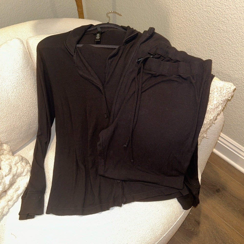 SKIMS  Ribbed Pajamas Lounge Set Black onyx size large button top and pants